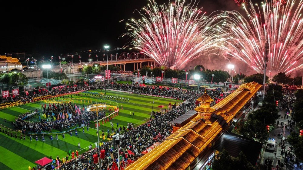 在貴州省榕江縣舉行的2024全國“村晚”示范展示活動暨貴州“村超村晚”活動中，音樂煙花秀精彩上演（2024年2月3日攝，無人機照片）。新華社記者 劉續(xù) 攝