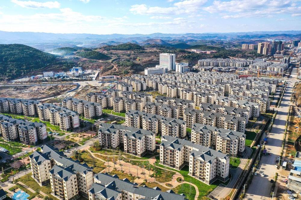 貴州省威寧縣五里崗街道朝陽新城易地扶貧搬遷安置小區(qū)（2021年11月28日攝，無人機照片）。新華社記者 楊文斌 攝