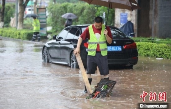 5月10日，廣西沿海遭遇強降雨。圖為欽州市城區(qū)多處積澇。陸敏 攝