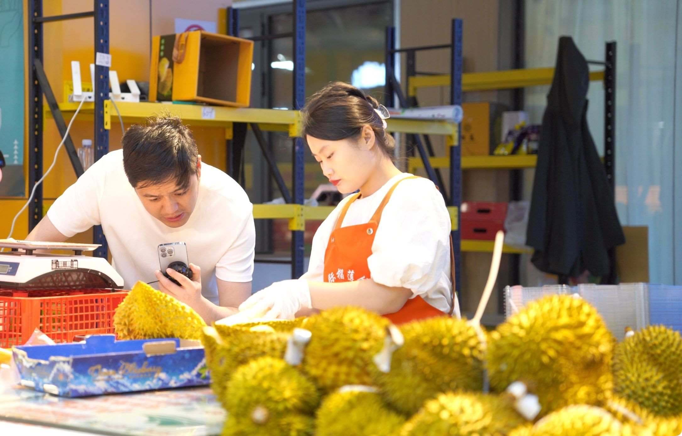 榴蓮商家正在通過手機直播銷售榴蓮。人民網(wǎng)記者申佳平 攝