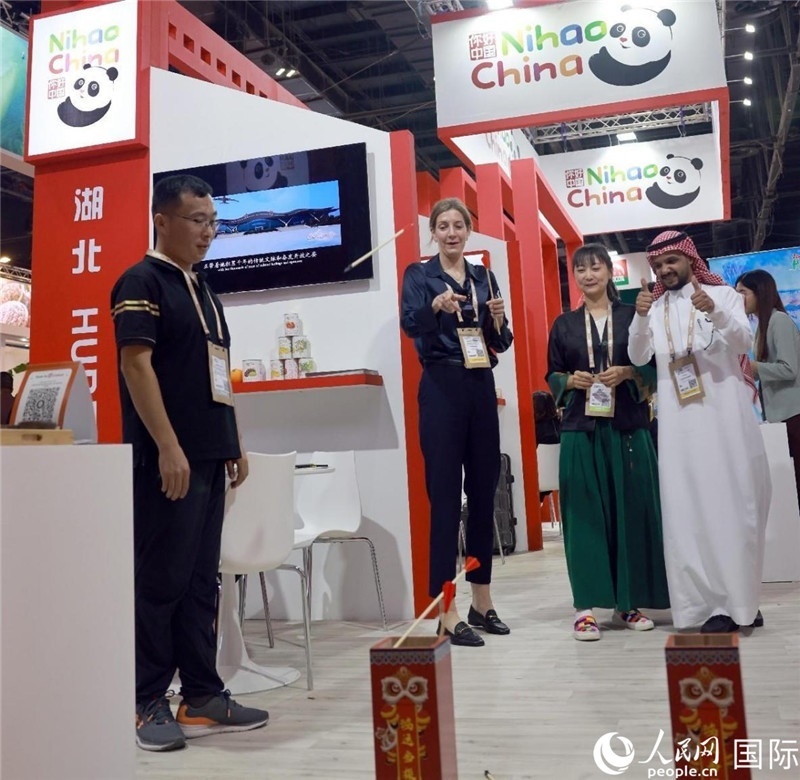 觀眾在參與投壺游戲。人民網(wǎng)記者管克江攝