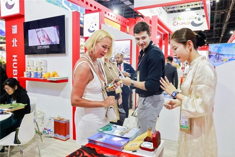 觀眾在參觀中國(guó)展臺(tái)。錢文康攝