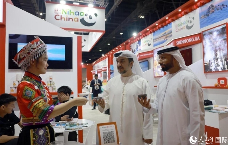 兩名阿聯(lián)酋觀眾在品嘗湖北名茶。人民網(wǎng)記者管克江攝