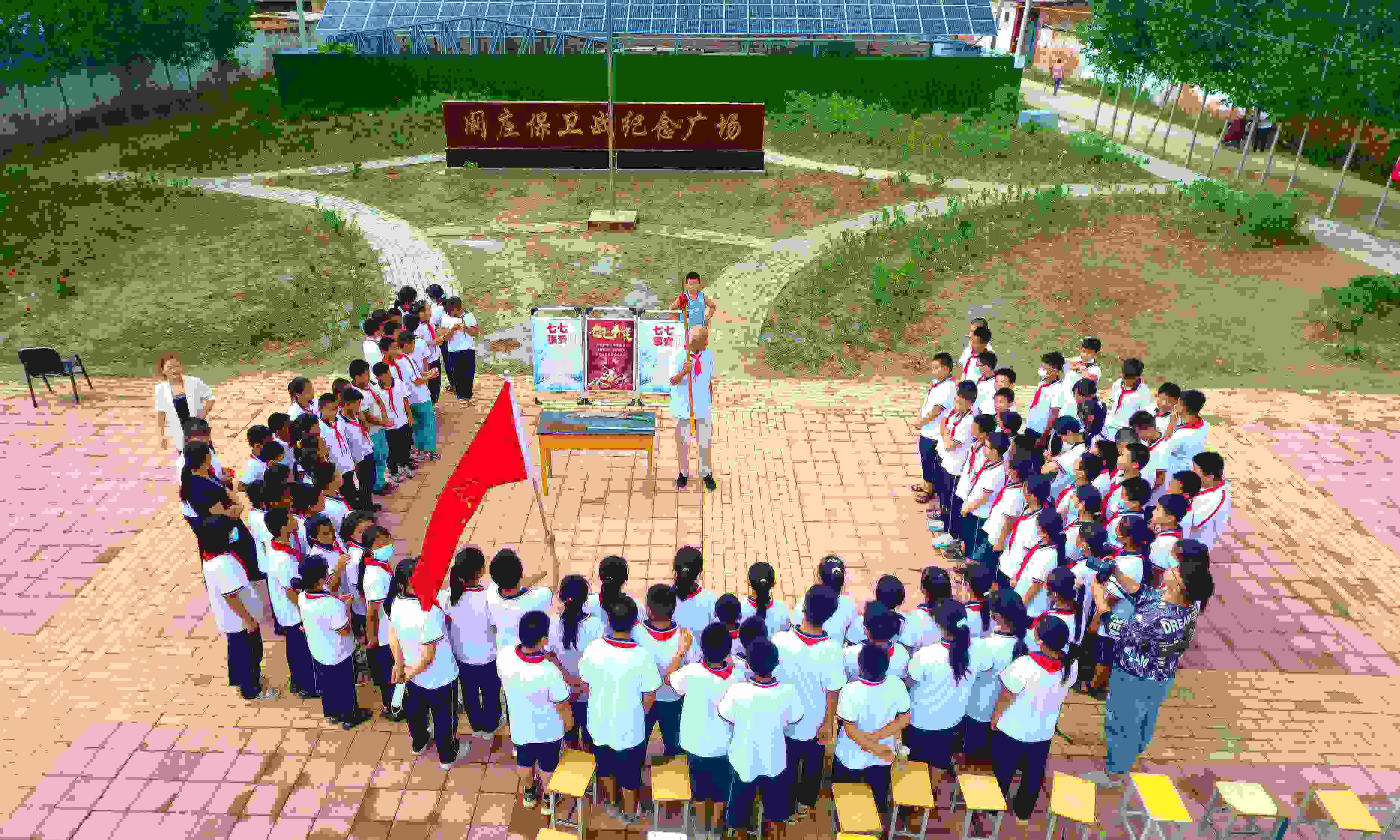 2022年7月6日，山東省聊城市，在茌平區(qū)菜屯鎮(zhèn)闞莊村的闞莊保衛(wèi)戰(zhàn)紀(jì)念廣場，闞莊保衛(wèi)戰(zhàn)親歷者王光木老人為小學(xué)生們講述抗戰(zhàn)故事，展示大刀、長矛。