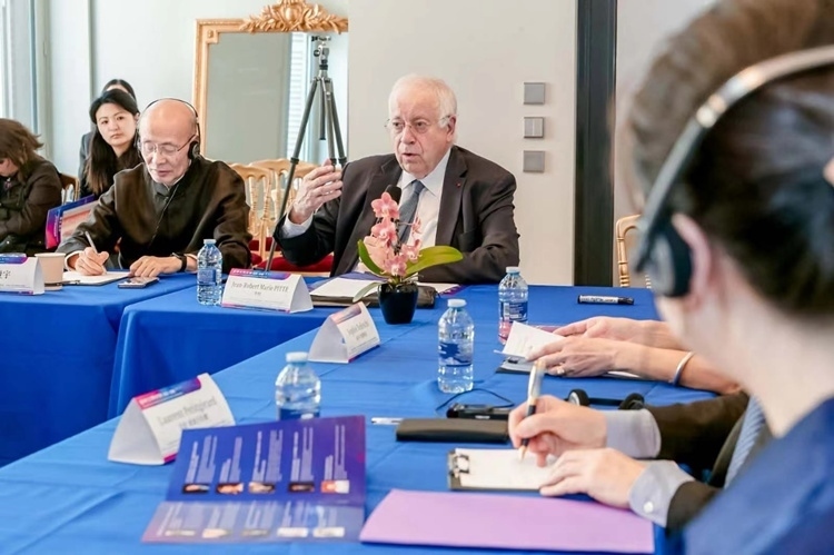 法蘭西科學(xué)院副院長、巴黎地理學(xué)會主席讓-羅伯特·馬里·皮特先生發(fā)言（圖片：中國傳媒大學(xué)