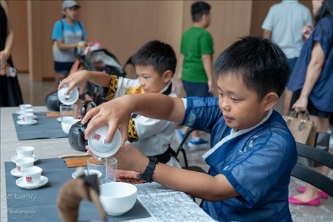 新加坡孩子們在活動現(xiàn)場體驗學習茶藝。新加坡中國文化中心供圖