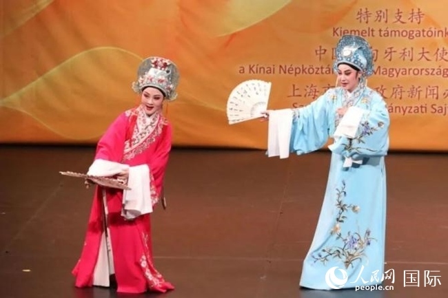 “玉蘭花開·魅力上?！弊哌M(jìn)布達(dá)佩斯。葉辰亮攝