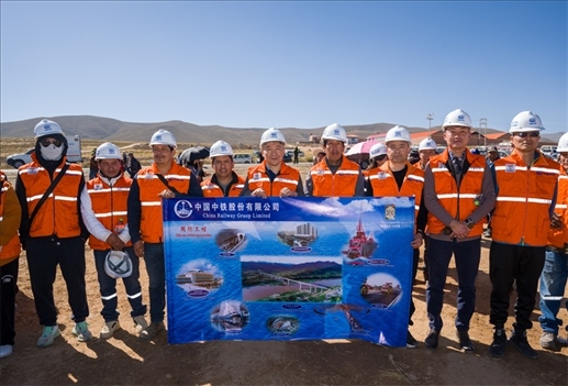 奧魯羅公路項目開工儀式現(xiàn)場，中國中鐵員工代表合影。中國中鐵供圖