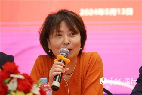 陜西省歸國(guó)華僑聯(lián)合會(huì)黨組成員、副主席兼秘書(shū)長(zhǎng)尚小紅在座談會(huì)上致辭。人民網(wǎng)記者 陳海琪攝