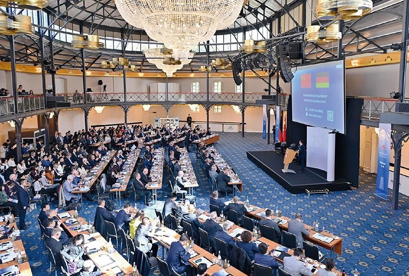 2024“投資中國”系列活動(dòng)德國專場4月5日在巴登—符滕堡州首府斯圖加特市舉行，活動(dòng)吸引德國工商界代表超300人參加。圖為當(dāng)日拍攝的活動(dòng)現(xiàn)場。 新華社記者 任鵬飛/攝