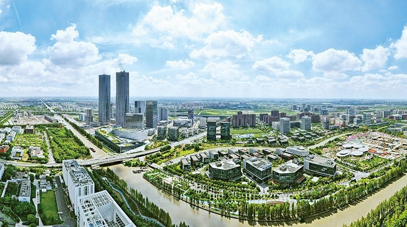 建立全國第一個(gè)國際貿(mào)易“單一窗口”，開設(shè)全國第一批自由貿(mào)易賬戶，設(shè)立全國第一家外商獨(dú)資醫(yī)院、第一家外商獨(dú)資公募基金公司、第一家外商獨(dú)資汽車制造企業(yè)……中國（上海）自由貿(mào)易試驗(yàn)區(qū)掛牌以來，誕生了若干個(gè)“全國第一”，在制造業(yè)、金融業(yè)等數(shù)十個(gè)開放領(lǐng)域，實(shí)現(xiàn)一批全國首創(chuàng)項(xiàng)目落地。圖為上海自貿(mào)區(qū)張江片區(qū)（2023年9月10日攝，無人機(jī)照片）。 新華社記者 方喆/攝