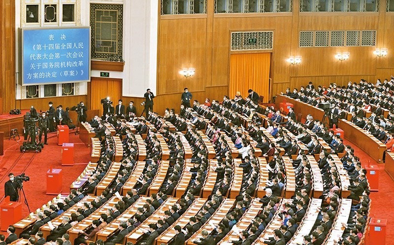 2023年3月10日，十四屆全國人大一次會(huì)議在北京人民大會(huì)堂舉行第三次全體會(huì)議，表決通過了關(guān)于國務(wù)院機(jī)構(gòu)改革方案的決定。圖為會(huì)議現(xiàn)場。 新華社記者 岳月偉/攝