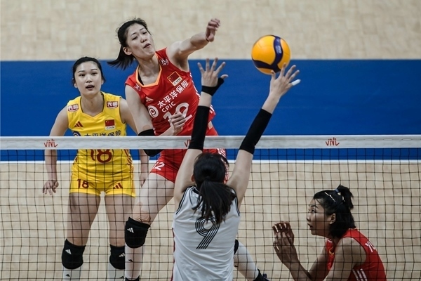 李盈瑩(上)扣球。圖片來源：國際排聯(lián)