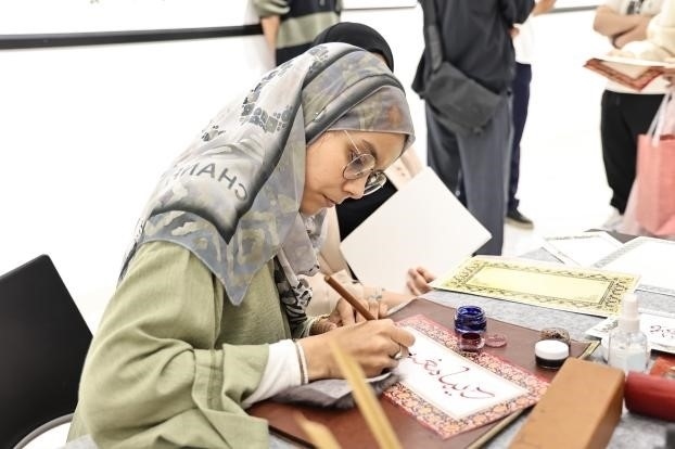 摩洛哥書法老師正在創(chuàng)作。拉巴特中國文化中心供圖