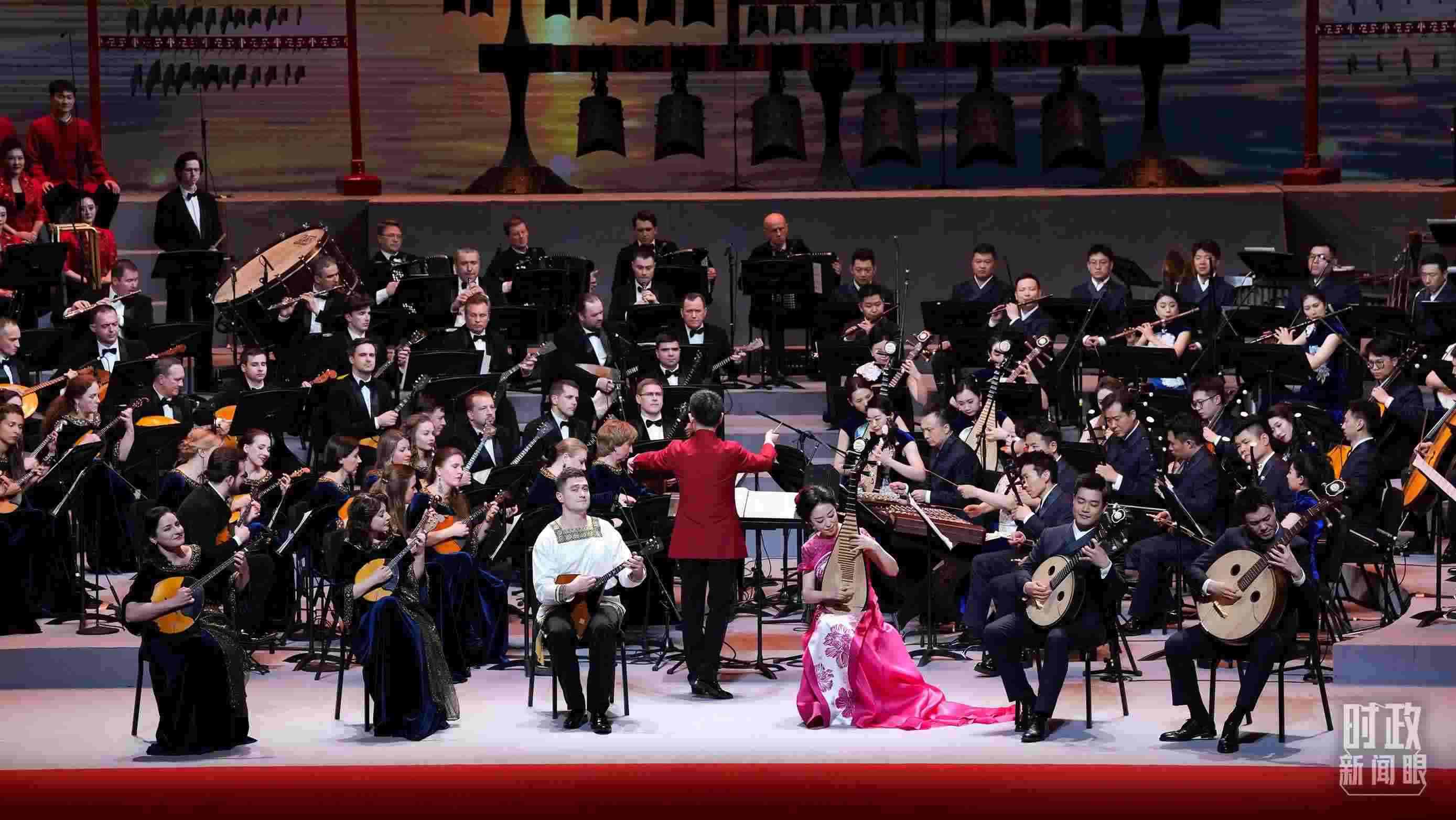 △前來(lái)參加音樂(lè)會(huì)的中俄藝術(shù)家匯聚一堂。（總臺(tái)央視記者李增仁、國(guó)廣記者李晉拍攝）