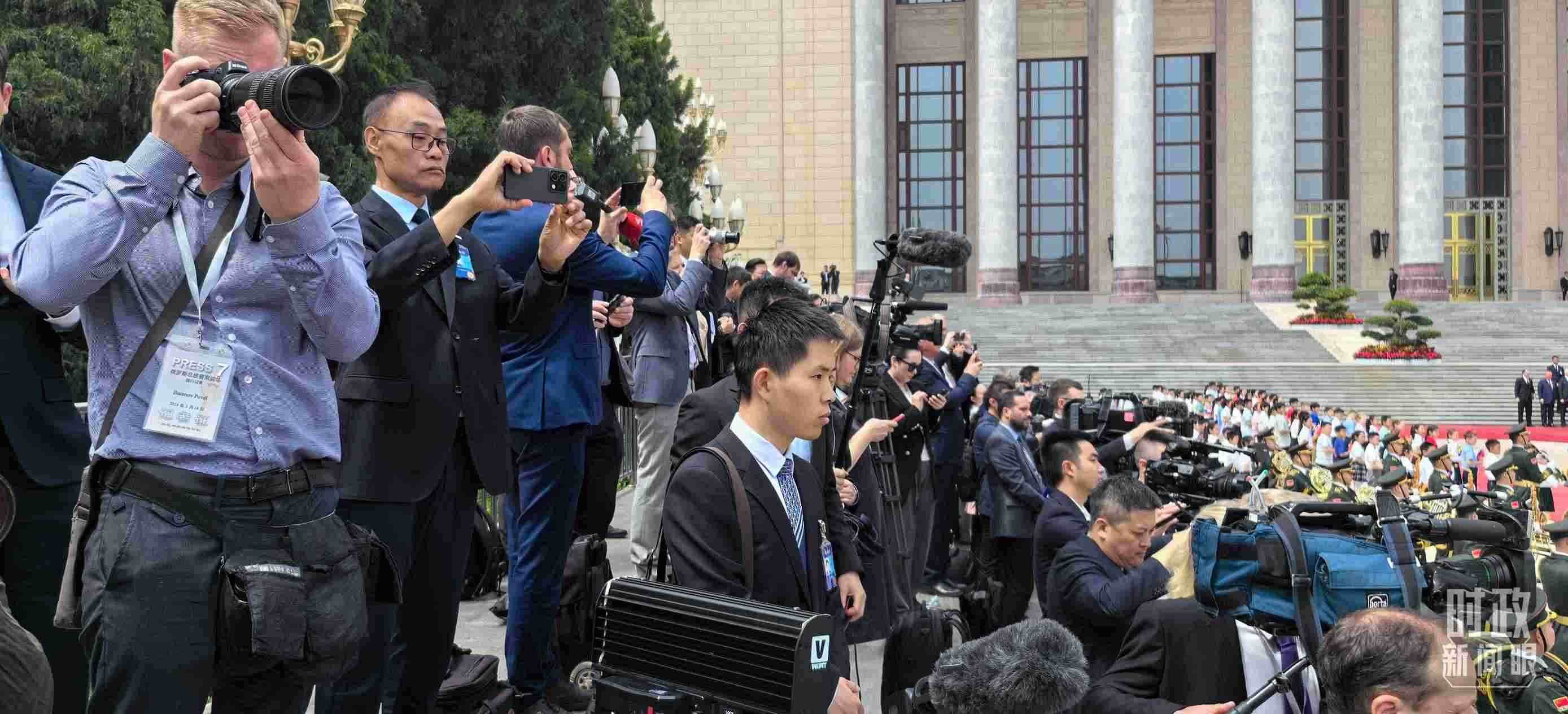 △當(dāng)天參與現(xiàn)場(chǎng)報(bào)道的中外記者。（總臺(tái)央視記者楊波、王子杭拍攝）