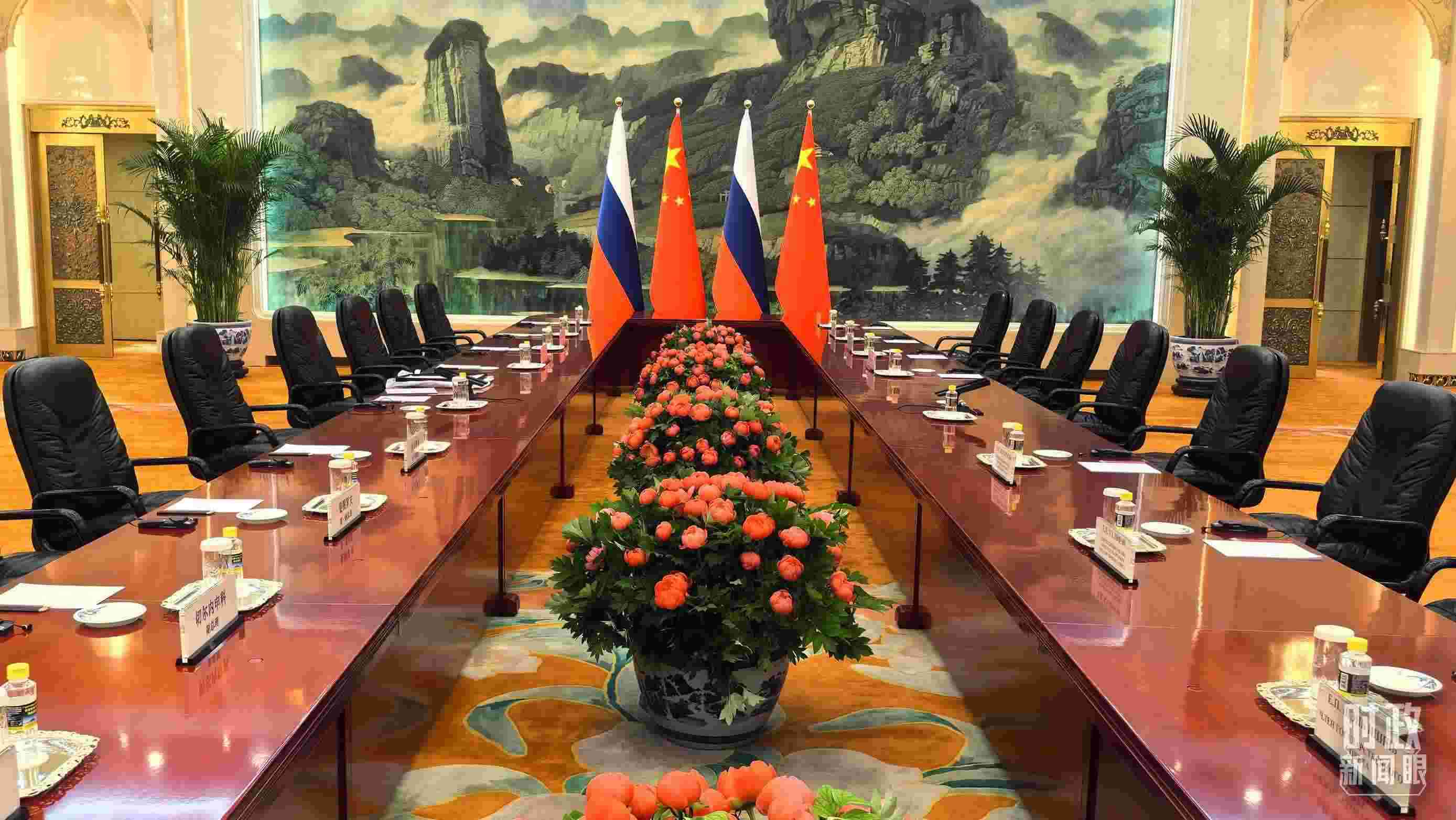 △中俄兩國(guó)元首首先舉行小范圍會(huì)談，這是會(huì)談開(kāi)始前的現(xiàn)場(chǎng)。（總臺(tái)央視記者鄂介甫拍攝）