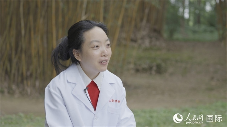 三星堆博物館文物修復(fù)師謝麗接受人民網(wǎng)采訪。人民網(wǎng)記者 張榮攝