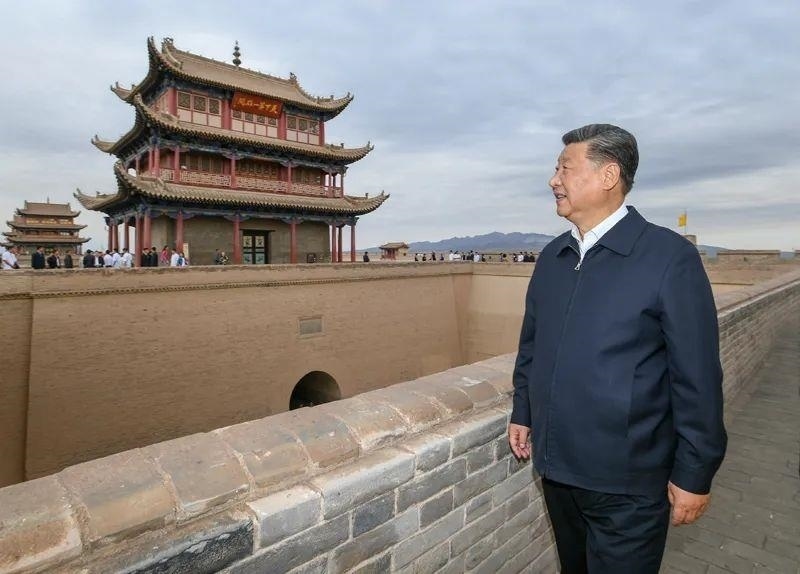 △2019年8月20日，習(xí)近平總書記來到嘉峪關(guān)關(guān)城，登上城樓察看關(guān)城整體面貌，聽取河西走廊長城、關(guān)隘歷史文化情況介紹。