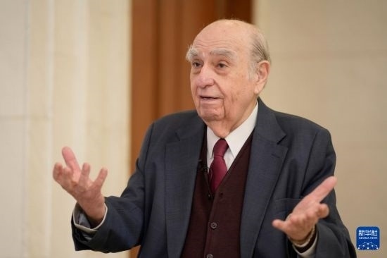  5月17日，烏拉圭前總統(tǒng)胡利奧·瑪麗亞·桑吉內(nèi)蒂在蒙得維的亞接受新華社記者專訪。新華社發(fā)（尼古拉斯·塞拉亞攝）