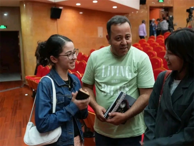 阿爾及利亞市民拉納·艾薩尼和她父親現(xiàn)場聆聽中阿交響樂演出 。蘇州交響樂團供圖