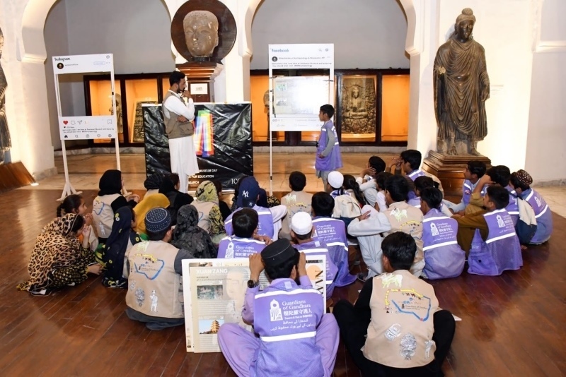 志愿者在博物館給孩子們開(kāi)展互動(dòng)講解。“犍陀羅守護(hù)人”供圖