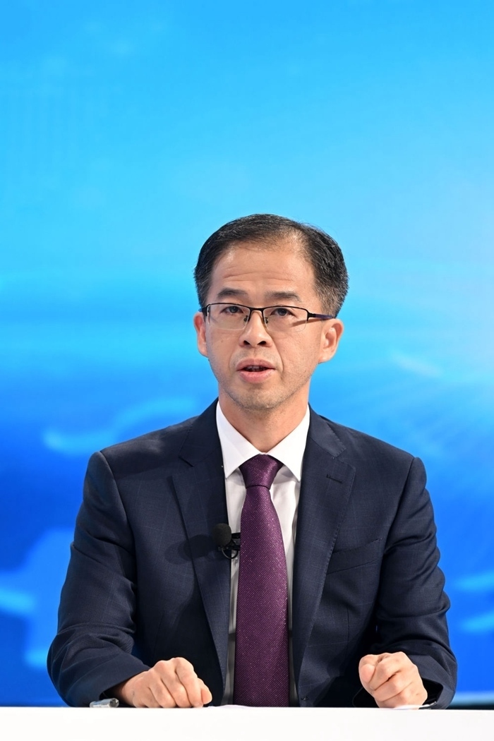 商務(wù)部政研室副主任丁維順在“中國經(jīng)濟(jì)圓桌會(huì)”錄制現(xiàn)場(chǎng)交流發(fā)言。新華社記者 金良快 攝