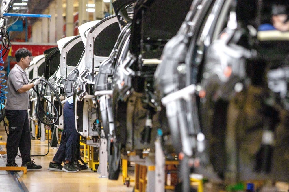 2023年9月7日，在位于泰國春武里府的上汽正大公司汽車工廠，工人在生產(chǎn)車間內(nèi)工作。新華社記者 王騰 攝