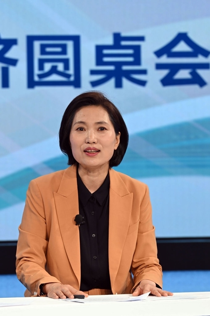 中國宏觀經(jīng)濟(jì)研究院對(duì)外經(jīng)濟(jì)研究所研究員曲鳳杰在“中國經(jīng)濟(jì)圓桌會(huì)”錄制現(xiàn)場(chǎng)交流發(fā)言。新華社記者 金良快 攝