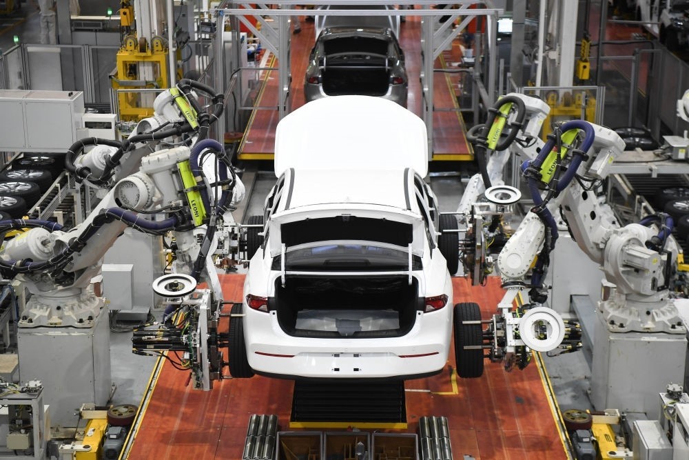 這是2024年4月24日拍攝的廣州廣汽埃安新能源汽車的全自動(dòng)化輪胎安裝工作站。新華社記者 鄧華 攝