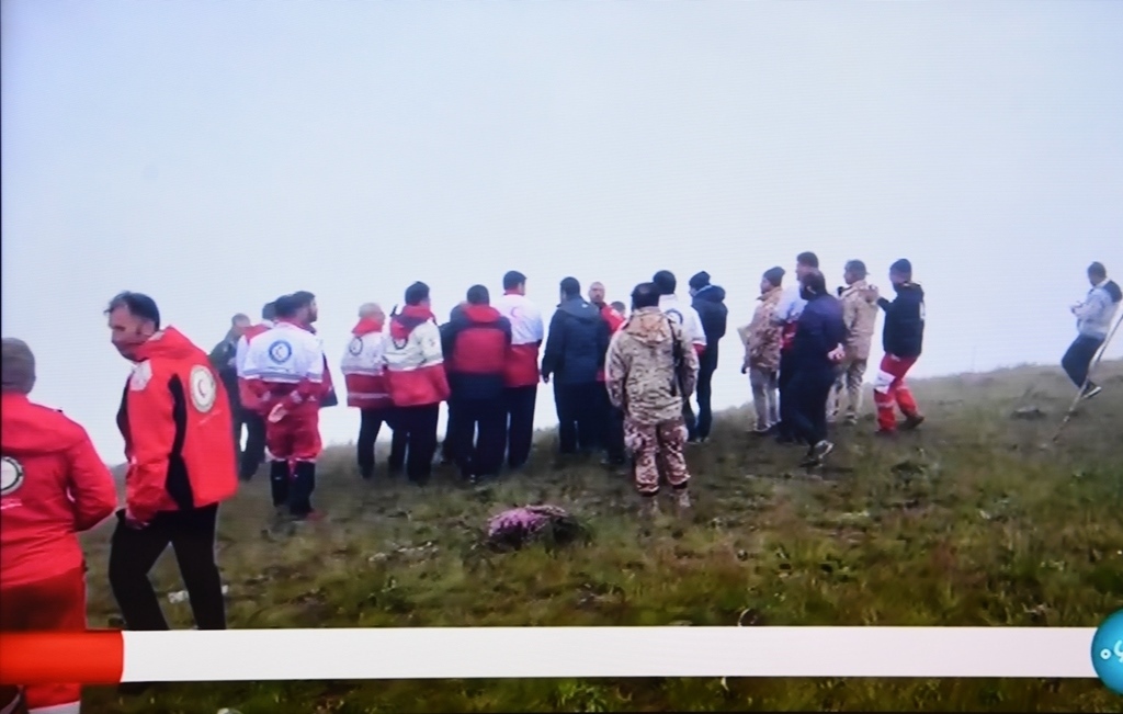 據(jù)伊朗邁赫爾通訊社5月20日報道，伊朗總統(tǒng)萊希在直升機(jī)事故中遇難。這是5月20日拍攝的伊朗國家電視臺播放的救援人員抵達(dá)事故現(xiàn)場的畫面。 新華社記者 沙達(dá)提 攝