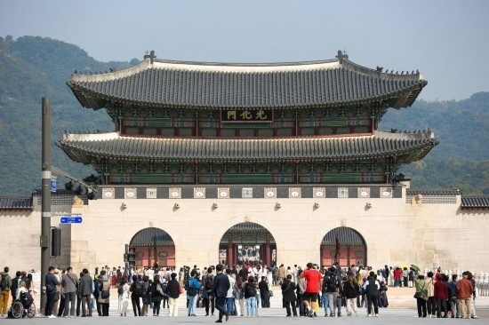 2023年10月18日，游客在韓國首爾光化門參觀。新華社記者王益亮攝