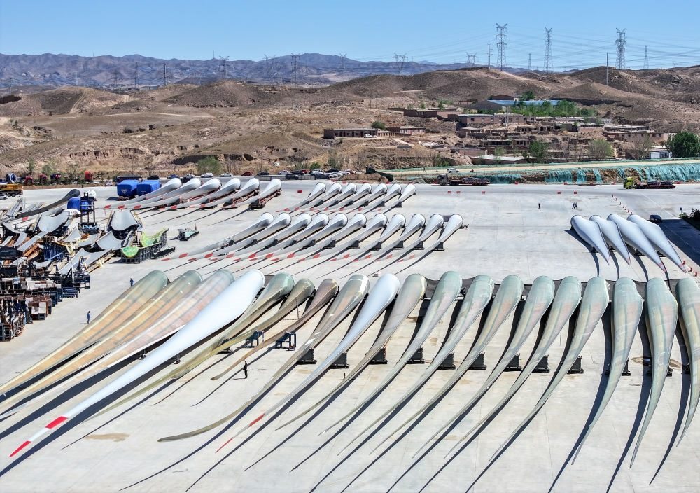 2024年5月11日拍攝的碼放在內(nèi)蒙古包頭市石拐區(qū)一家風(fēng)電設(shè)備制造企業(yè)廠區(qū)內(nèi)的葉片（無人機(jī)照片）。新華社記者 連振 攝