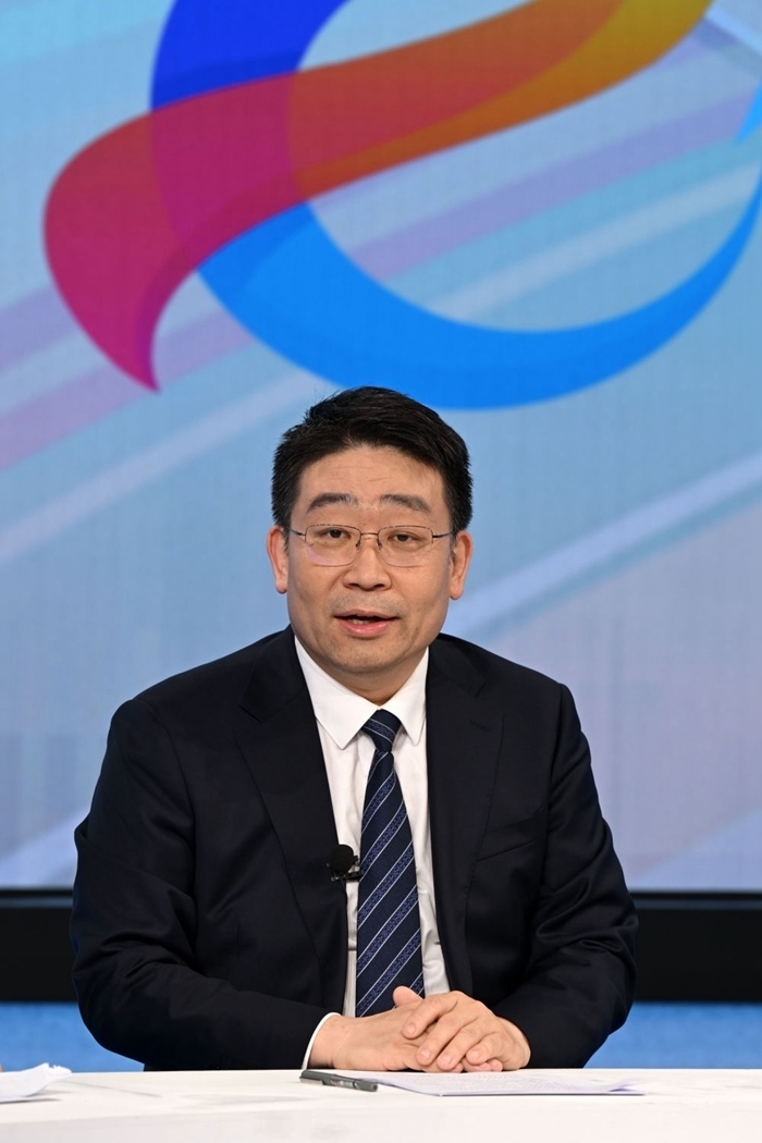 國家發(fā)展改革委產(chǎn)業(yè)司副司長霍福鵬在“中國經(jīng)濟(jì)圓桌會(huì)”錄制現(xiàn)場(chǎng)交流發(fā)言。新華社記者 金良快 攝