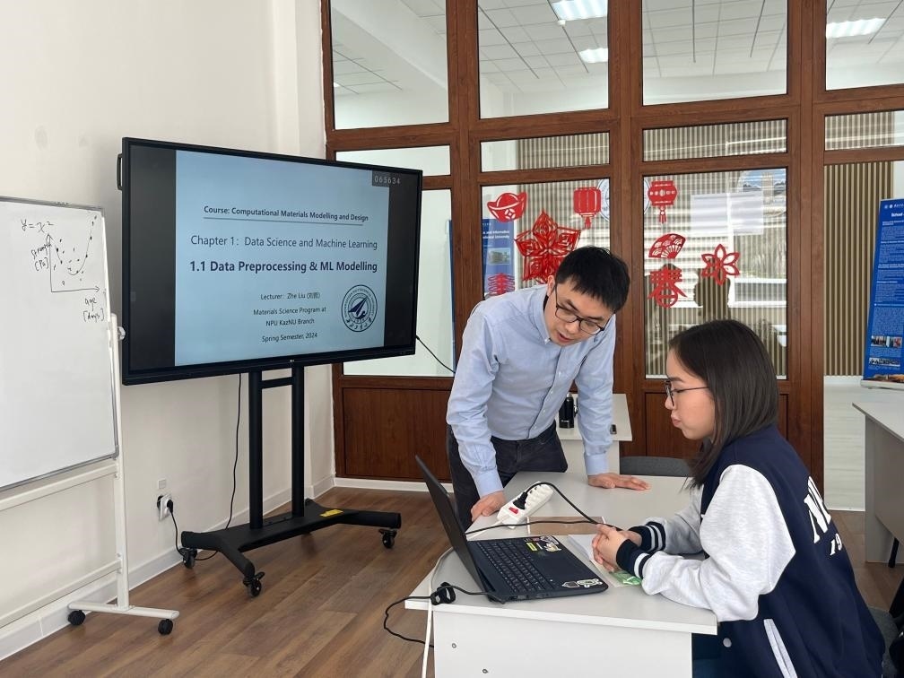 2024年4月，西北工業(yè)大學材料學院劉哲教授在西北工業(yè)大學哈薩克斯坦分校授課。（西北工業(yè)大學供圖）