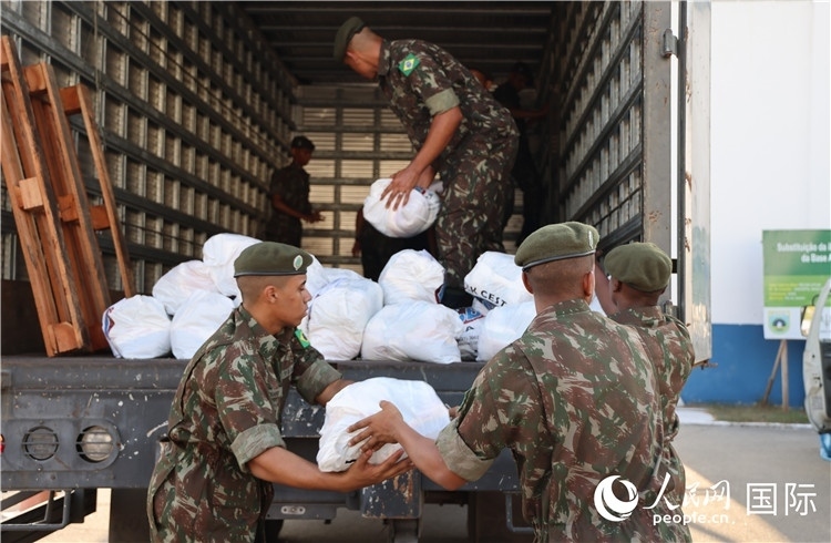 里約加利昂空軍基地，軍人在將捐贈(zèng)物資裝車。人民網(wǎng)記者 時(shí)元皓攝