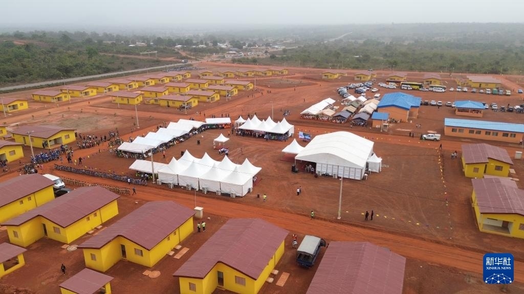 這是2023年12月16日在科特迪瓦北部城鎮(zhèn)費爾凱塞杜古以北拍攝的旱港移民新村（無人機照片）。新華社發(fā)（中成股份科特迪瓦分公司供圖）