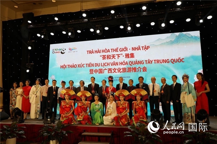 中越兩國嘉賓合影留念。人民網(wǎng)記者楊曄攝