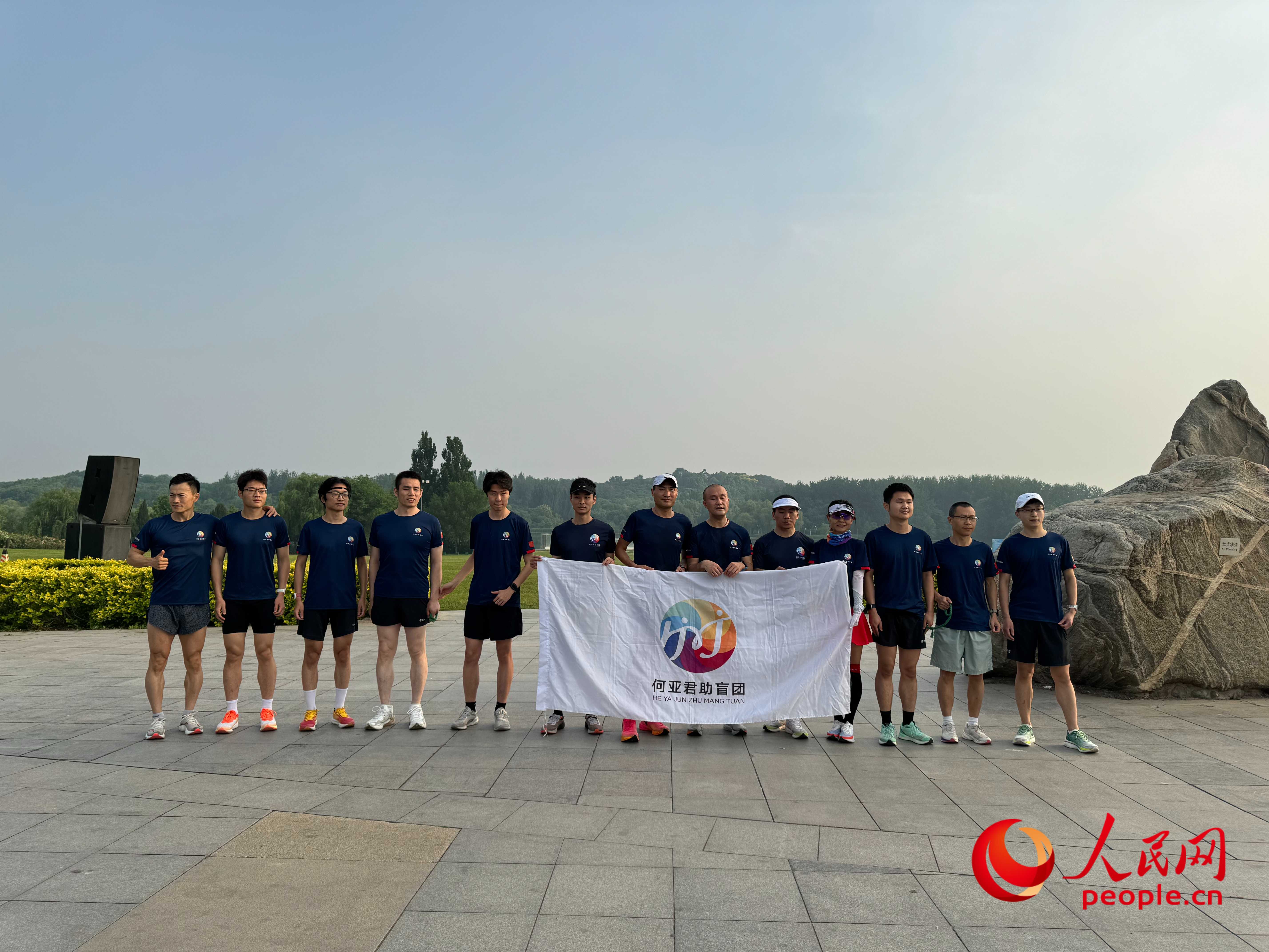 何亞君助盲團(tuán)的部分成員合影。人民網(wǎng) 周靜圓攝