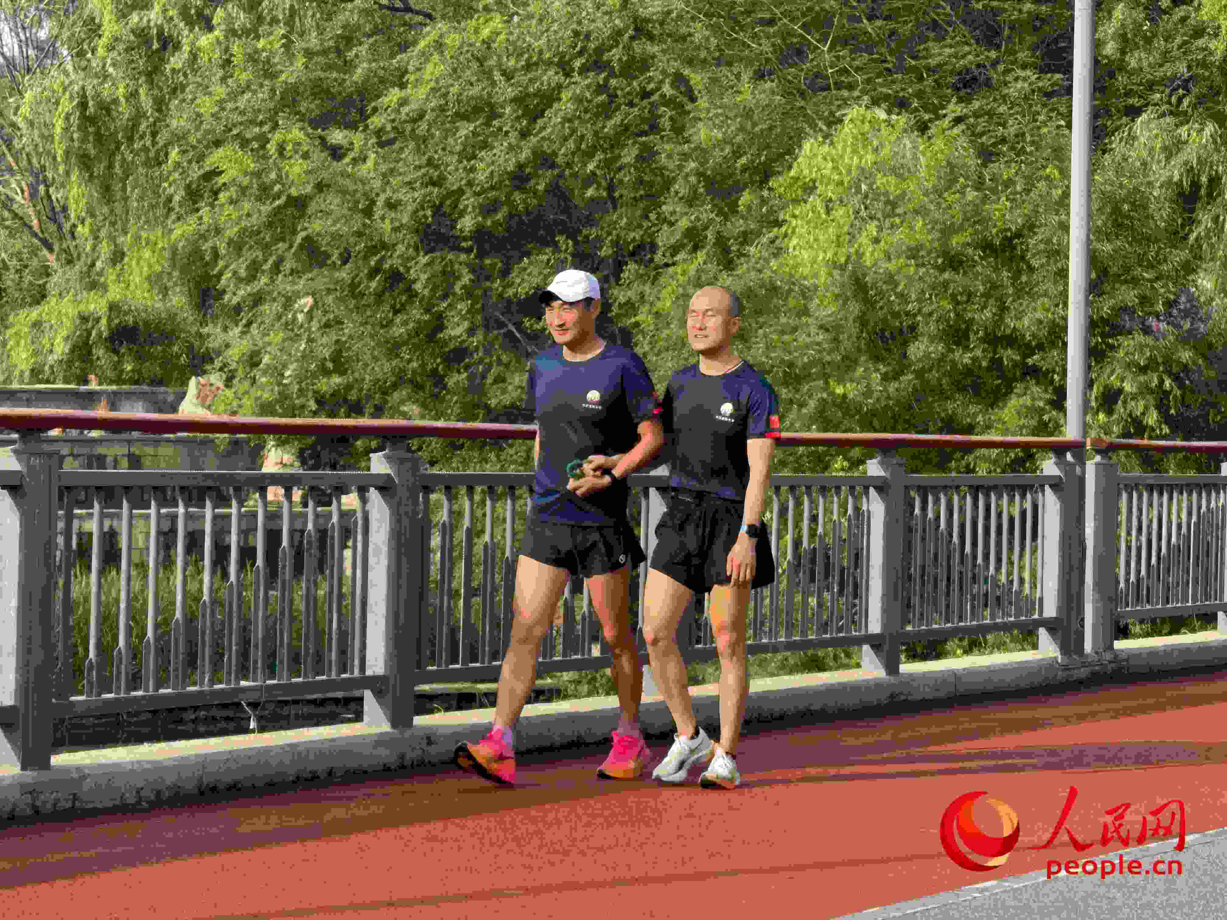 李玉寶和何亞君跑步后進(jìn)行調(diào)整。人民網(wǎng) 周靜圓攝