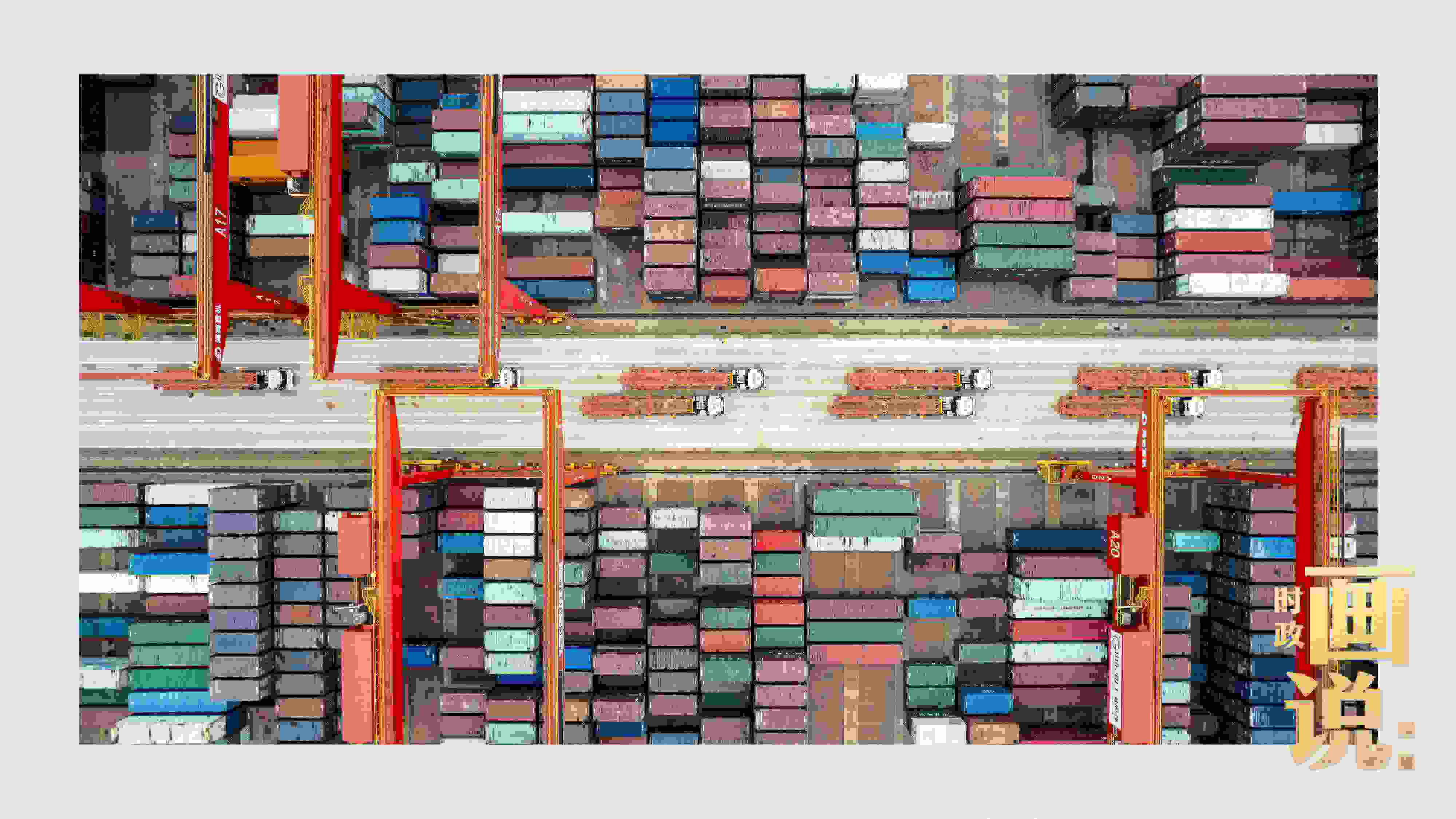 △相比于傳統(tǒng)碼頭，智慧、綠色的全自動化集裝箱碼頭單機效率可提升50%，綜合成本降低70％，人力成本下降80%，每年可削減碳排放9720噸。