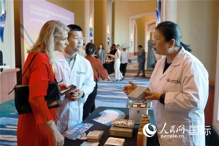 三亞市中醫(yī)院代表向來賓介紹中醫(yī)。人民網(wǎng)記者管克江攝