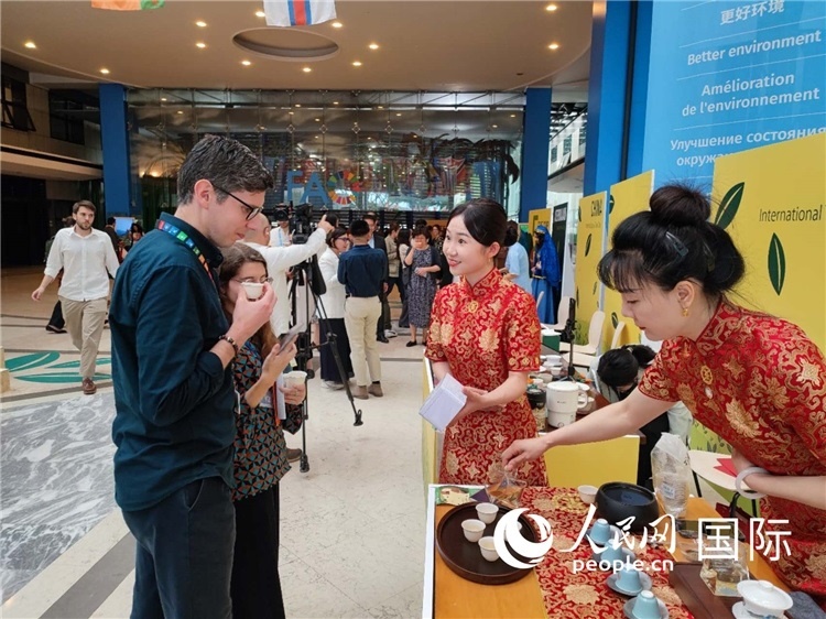 與會嘉賓在中國展臺品茶。 人民網(wǎng)記者 謝亞宏攝