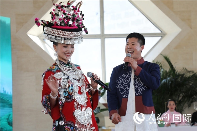 2、來自湖北的歌唱家演唱民族歌曲。 人民網(wǎng)記者 李志偉攝