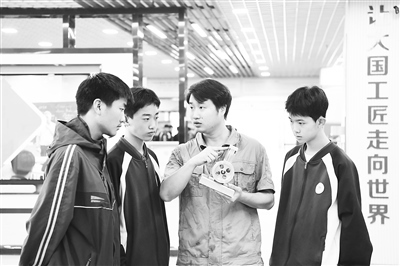 職業(yè)院校教師為數(shù)控技術(shù)應(yīng)用專業(yè)學(xué)生授課。 新華社記者 王全超攝