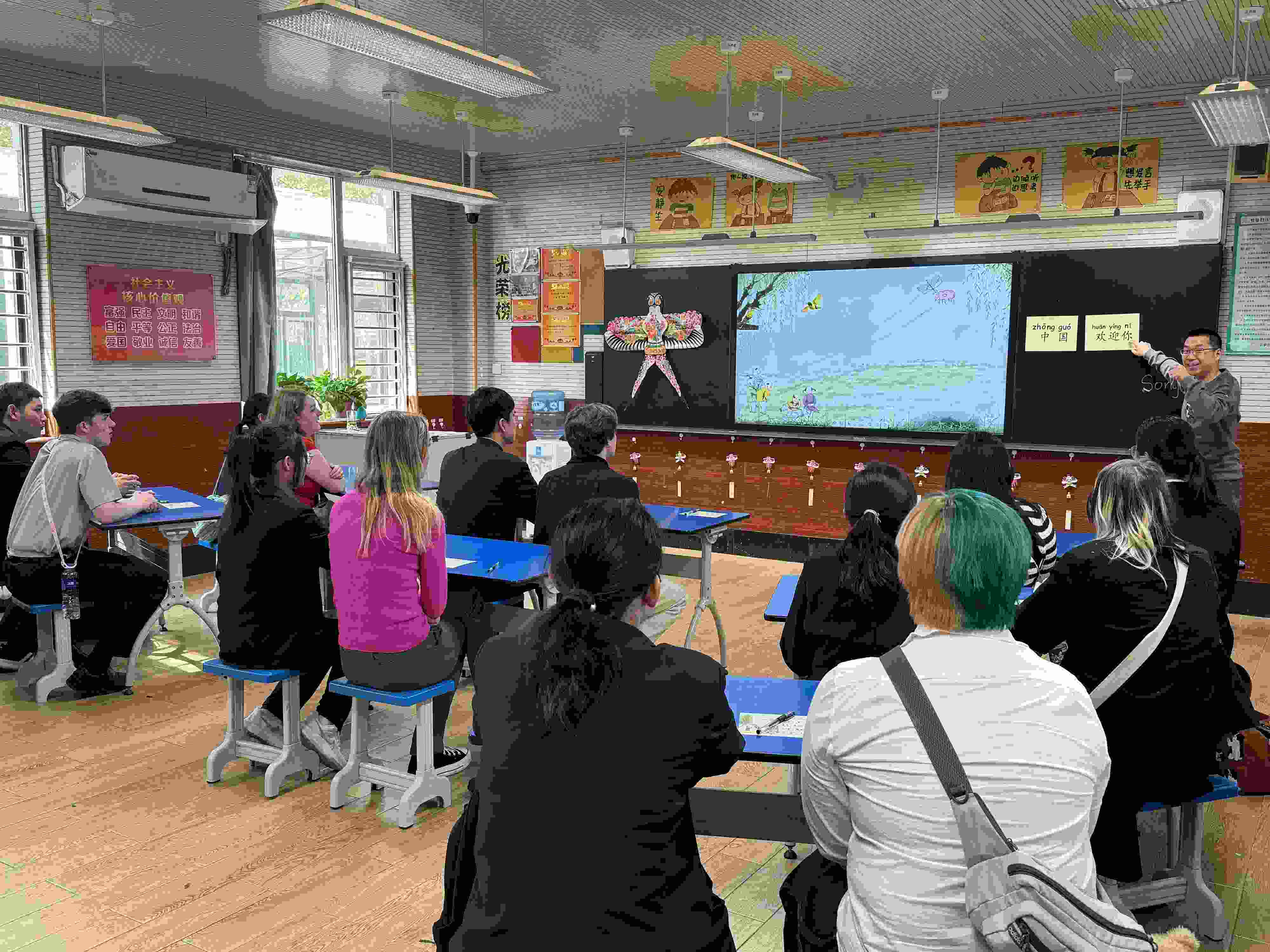 2024年4月20日，美國艾奧瓦州馬斯卡廷高中“友誼傳承”研學(xué)團(tuán)來到石家莊外國語學(xué)校，中美學(xué)生同上一節(jié)中文課。