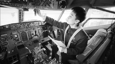  學(xué)生在西航職院實(shí)訓(xùn)基地培訓(xùn)。 王禹涵攝