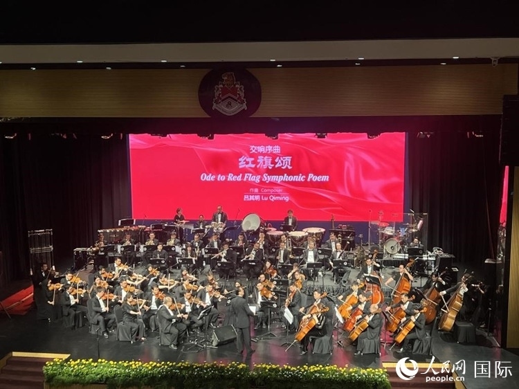 聯(lián)合音樂會現(xiàn)場演奏交響序曲《紅旗頌》。人民網(wǎng)記者 張矜若攝