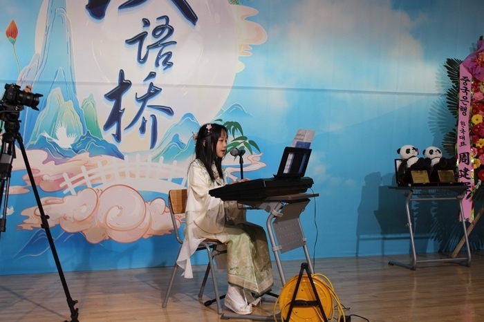 參賽選手在比賽中進行中華才藝展示。