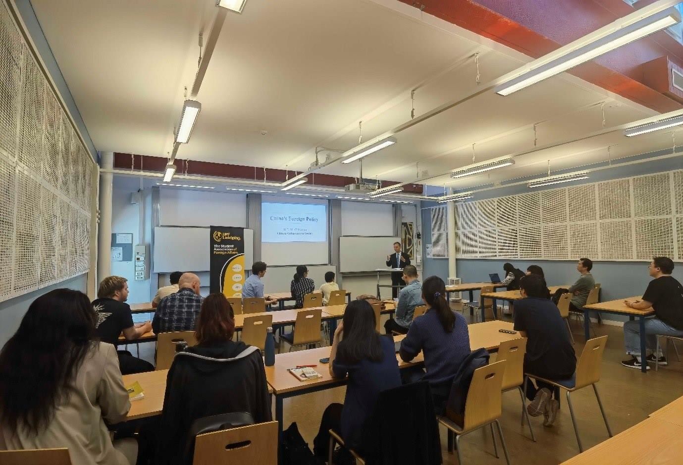 中國(guó)駐瑞典大使崔愛民與同學(xué)們互動(dòng)并回答問題。中國(guó)駐瑞典大使館供圖